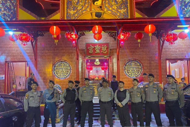 Tim Polresta Banjarmasin saat berpatroli dengan menyambangi Klenteng Soetji Noerani di malam Imlek, Sabtu (21/1/2023) malam.