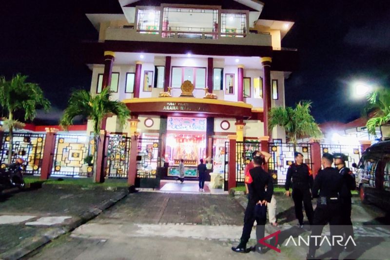Sejumlah personel tim Gegana Satuan Brimob Polda Sulsel berjaga-jaga usai melaksanakan sterilisasi jelang tahun baru Imlek 2574/2023 di Wihara Arama Maha Buddha Jalan Danau Metro Tanjung Bunga, Kecamatan Tamalate, Makassar, Sulawesi Selatan, Sabtu (21/1/2