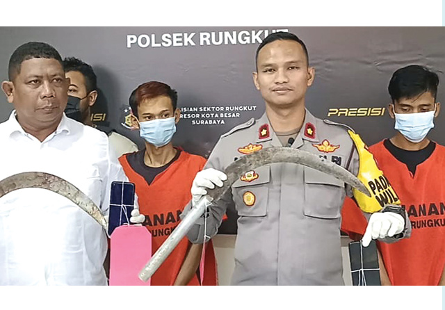 Dari kiri, Iptu Djoko Soesanto, Samsuri, Kompol Bambang Prakoso, dan Sukarno di Mapolsek Rungkut, Rabu (25/1). Dua celurit dipakai pelaku untuk menakuti korban.