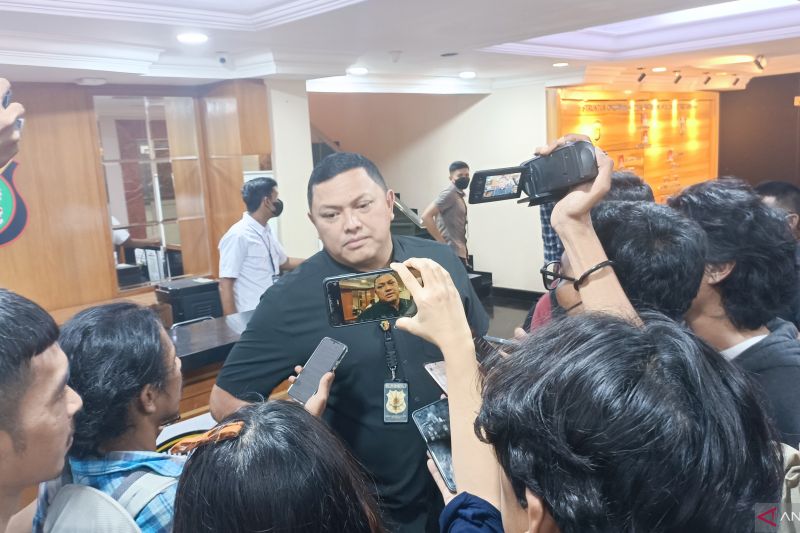 Direktur Reserse Kriminal Umum (Dirreskrimum) Polda Metro Jaya Kombes Pol Hengki Haryadi saat menjelaskan kasus komplotan Wowon bersama wartawan di Jakarta, Selasa (24/1/2023).