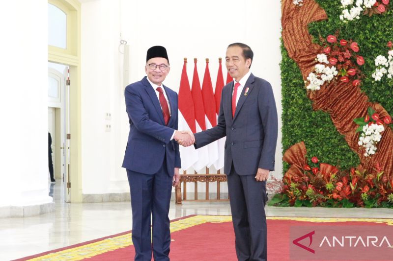 Presiden RI Joko Widodo menerima kedatangan Perdana Menteri Malaysia Anwar Ibrahim di Istana Kepresidenan Bogor, Jawa Barat, Senin (9/1/2023).