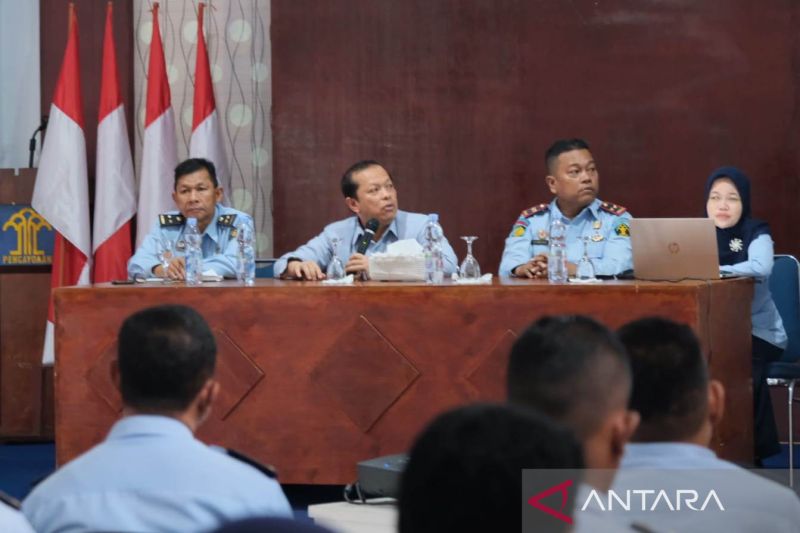 Kepala Kanwil Kemenkumham Kepulauan Babel Harun Sulianto (tengah) saat berkunjung ke Rutan Muntok Kabupaten Bangka Barat.