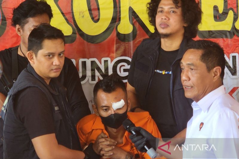 Direktur Reserse Kriminal Umum Polda Jateng Brigjen Pol.Djuhandani (kanan) menayai salah seorang pelaku perampokan pengusaha di Batang saat pers rilis di Mapolda Jateng, Senin.