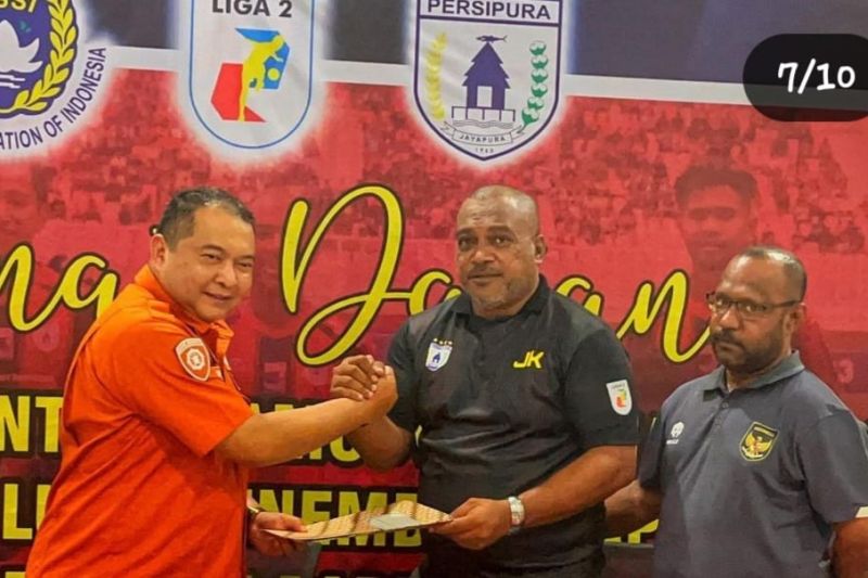 Ketua Panpel Persipura Jayapura Jack Komboy (kanan) saat menerima hasil penilaian Stadion Lukas Enembe dari tim Mabes Polri