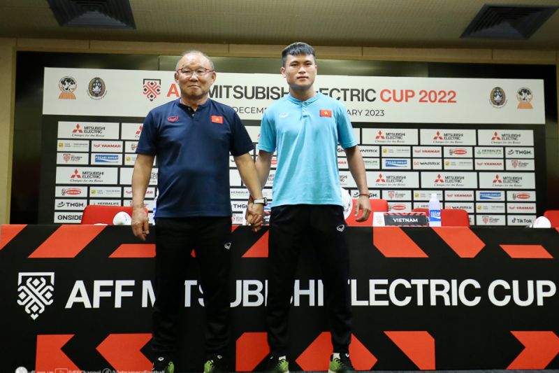 Pelatih tim nasional Vietnam Park Hang-seo (kiri) dan penyerang skuadnya Pham Tuan Hai berfoto usai konferensi pers sebelum laga leg pertama semifinal Piala AFF 2022 melawan Indonesia di Stadion Utama Gelora Bung Karno (SUGBK), Jakarta, Kamis (5/1/2023).
