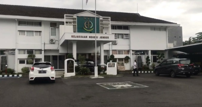KORUPSI PAVING: Suasana Kantor Kejari Jember saat jam kerja. Kejari Jember kini sedang mendalami kasus dugaan korupsi keuangan Desa Mundurejo.