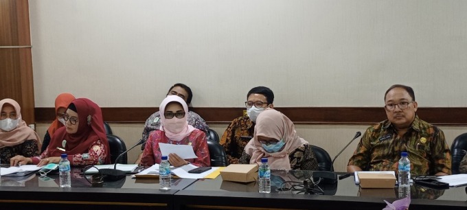 URAI PERMASALAHAN: BPJS Kesehatan, Dinkes, serta tiga RSD di Jember didatangkan Komisi D untuk mengurai klaim rumah sakit ke BPJS Kesehatan yang membengkak, di Ruang Banmus DPRD Jember, kemarin.
