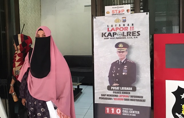 MELAPOR: Ibu nyai berinisial HA (bercadar) melaporkan suaminya karena diduga telah melakukan tindakan mesum atau perselingkuhan dengan dua santriwati sekaligus.