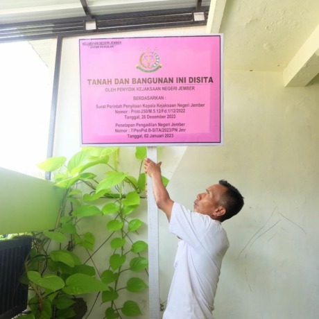 DISITA: Tanah dan bangunan milik tersangka korupsi obat di RSD dr Seobandi, Indriani, di Kelurahan Tegal Besar disita Kejari Jember, kemarin.
