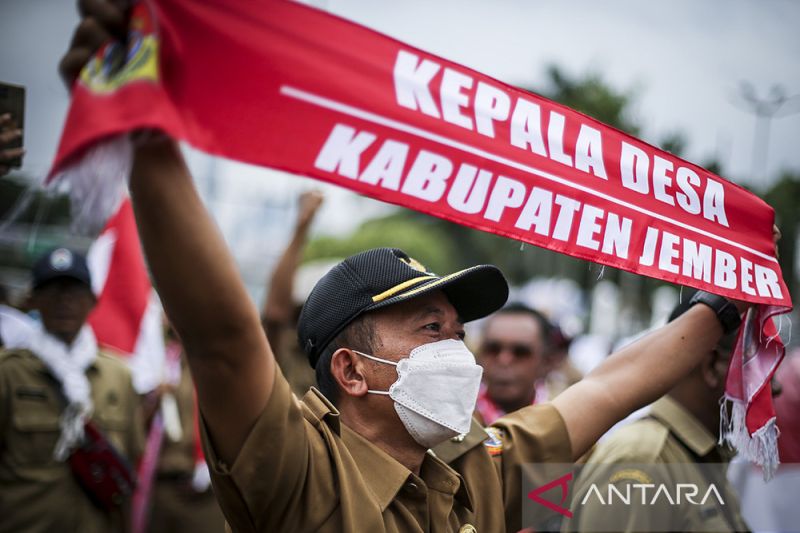 Massa dari Perkumpulan Aparatur Pemerintah Desa Seluruh Indonesia berunjuk rasa di depan Gedung DPR, Senayan, Jakarta, Selasa (17/1/2023). Dalam aksinya mereka menuntut pemerintah dan DPR merevisi aturan masa jabatan kepala desa dari 6 tahun menjadi 9 tah