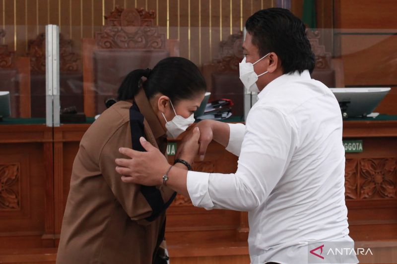 Terdakwa kasus pembunuhan berencana Brigadir Yosua Hutabarat, Putri Candrawathi mencium tangan suaminya Ferdy Sambo (kanan) setibanya di ruang sidang Pengadilan Negeri Jakarta Selatan, Jakarta, Kamis (29/12/2022). Sidang beragenda menunjukkan puluhan bukt