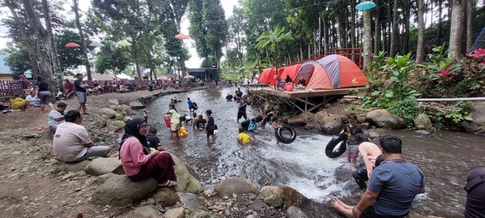 DIMINATI: Wisata Kampung Durian di Desa Pakis, Kecamatan Panti, ramai dikunjungi warga, kemarin.
