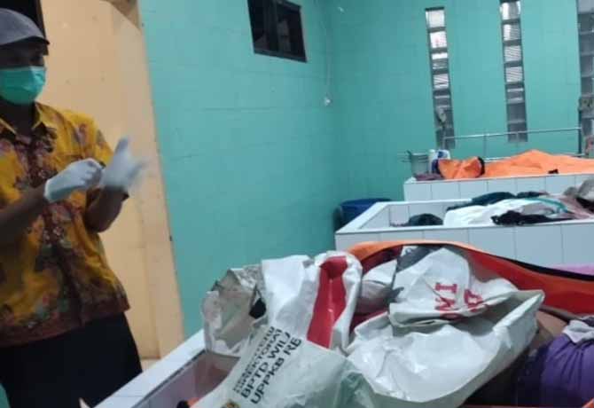 Petugas mengidentifikasi jenazah lima korban dan mereka ini masih satu keluarga asal Kelurahan Kebonsari. Kelimanya tertabrak KA di perlintasan KA di Rejoso, Pasuruan, Sabtu (31/12) petang.