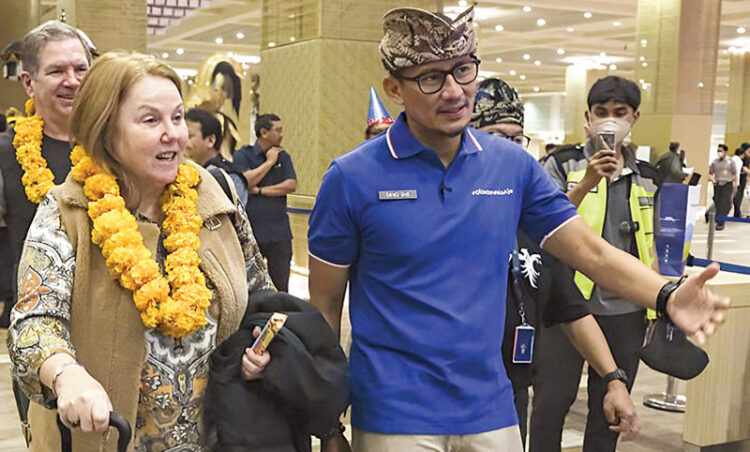 Sandiaga Salahudin Uno berbincang dengan warga Kanada baru tiba di Terminal Kedatangan Internasional Bandara I Gusti Ngurah Rai, Badung, Bali, kemarin. (1/1) kemarin.
