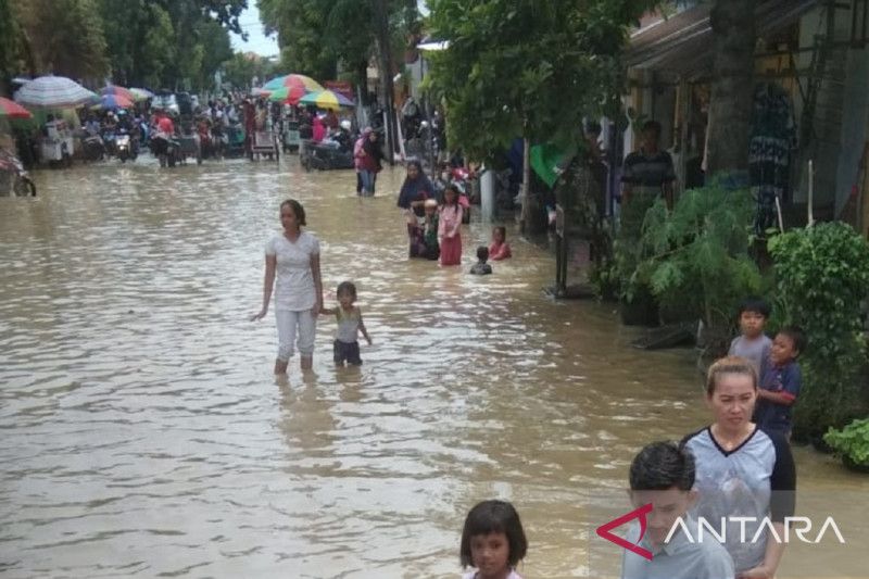Arsip Foto. Luapan air Sungai Kalikamoning menyebabkan banjir di Sampang, Jawa Timur, Minggu (1/1/2023).