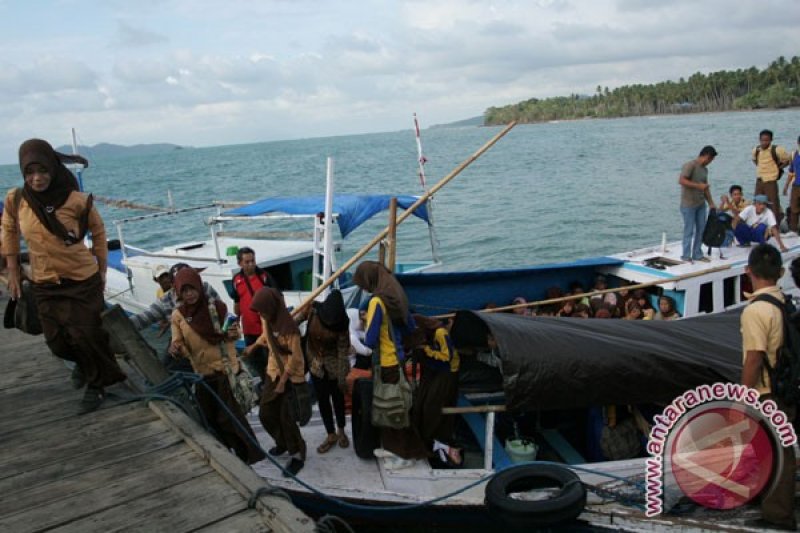 Angkutan sekolah Puluhan siswa turun dari perahu motor yang membawa mereka dari kampung halamannya di sekitar gugusan pulau di kawasan Kabupaten Kotabaru, Kalsel, sekitar 440 kilometer dari Banjarmasin, Sabtu (15/10). Perahu motor menjadi sarana transport
