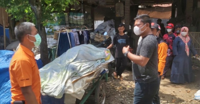 EVAKUASI: Suasana TKP korban dugaan bunuh diri di Desa Curahlele, Kecamatan Balung, Jember, Sabtu (14/1).