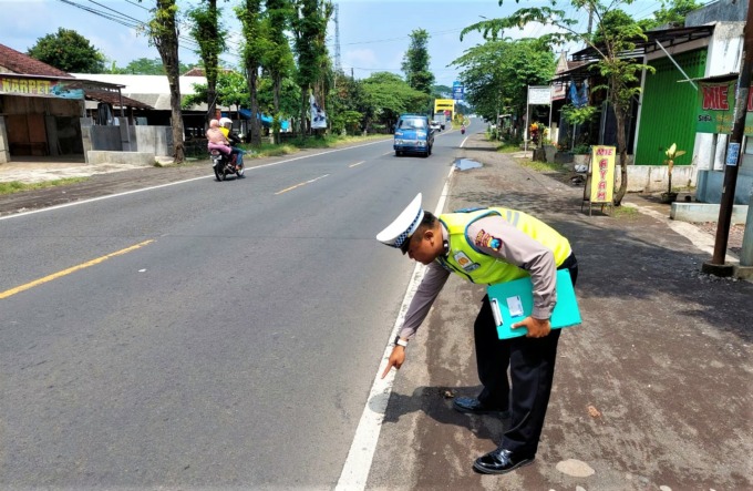 CEK LOKASI: Anggota Unit lakalantas Polres Jember saat melakukan olah TKP di jalan raya Dusun Tekokan, Desa Tanggul Kulon, Tanggul, Selasa (17/1).