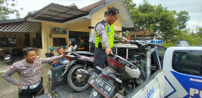 SUDAH DIAMANKAN: Polisi membawa dua motor yang mengalami kecelakaan ke Polsek Jelbuk. Peristiwa ini mengakibatkan seorang pengendara motor meninggal di lokasi.