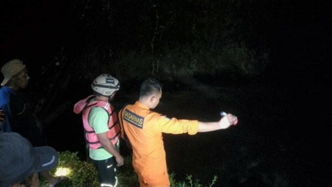 UPAYA PENCARIAN: Tim gabungan dari Basarnas, BPBD dan polisi, menyisir sepanjang Sungai Darungan, Desa Slateng, Kecamatan Ledokombo, Jember, mencari korban hanyut, Kamis (19/1) malam.