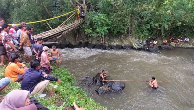 BELUM DITEMUKAN: Proses pencarian korban yang hanyut di sungai Desa Darungan, Kecamatan Ledokombo, Jember, pagi ini, Jumat (20/1).