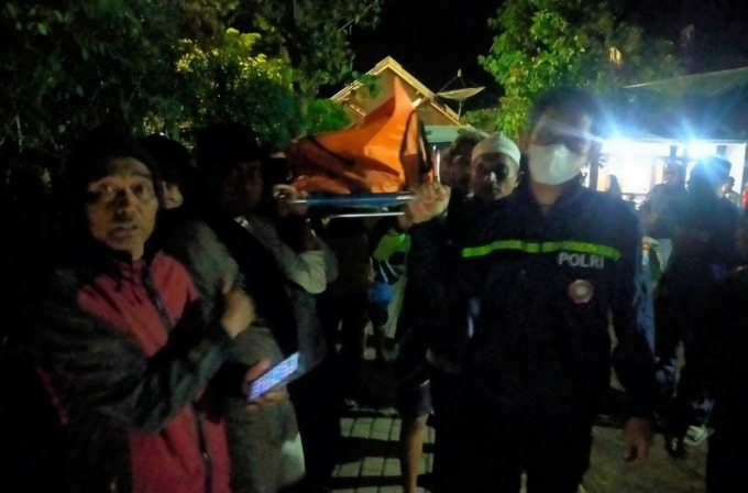 SUDAH DITEMUKAN: Anggota Polsek Ledokombo bersama warga saat mengevakuasi jasad korban, Sabtu (21/1) dini hari.