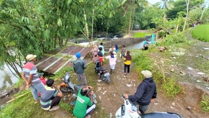 RAMAI: Sejumlah warga mendatangi lokasi korban terjatuh dan hanyut di sungai, Sabtu (21/1) pagi. Sebagian dari mereka berasal dari luar desa, bahkan luar kecamatan.