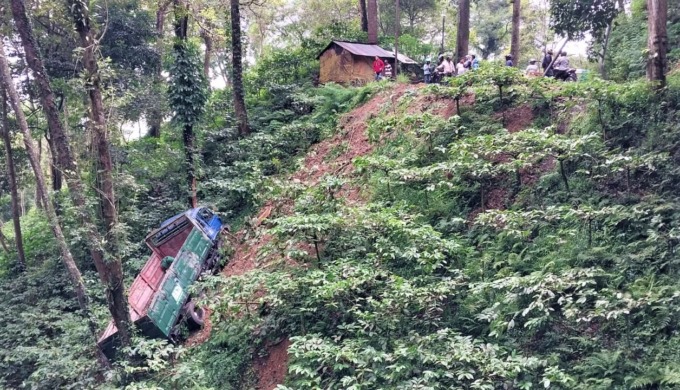 TERSANGKUT: Truk tronton yang mengalami kecelakaan tunggal di jalur Gumitir, Desa Sidomulyo, Kecamatan Silo, Jember, Rabu (25/1).