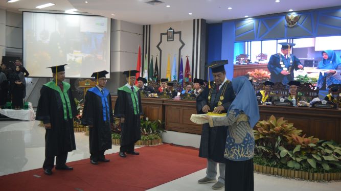 KHIDMAT: Proses pengukuhan guru besar oleh Rektor UIN KHAS Jember Prof Babun Suharto.