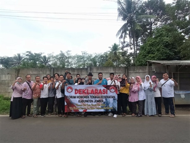FOTO BERSAMA: Para Nakes Jember dan aktivis pendidikan FH PGRI Jatim seusai melakukan deklarasi Forum Honorer Nakes Jember di Jumerto, Patrang, Rabu (25/1).