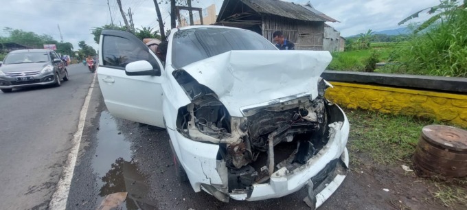 RINGSEK: Kondisi mobil sedan yang terlibat kecelakaan di jalan raya jurusan Jember - Lumajang. Tepatnya di Dusun Krajan, Desa Bangsalsari, Kecamatan Bangsalsari, Kamis (26/1) dini hari.
