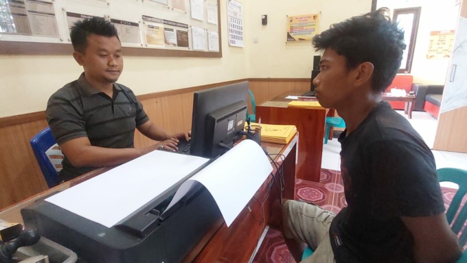 DALAMI KASUS: Penyidik Polsek Sumberbaru saat meminta keterangan pelaku pencabulan gadis di bawah umur di polsek setempat, Kamis (26/1).