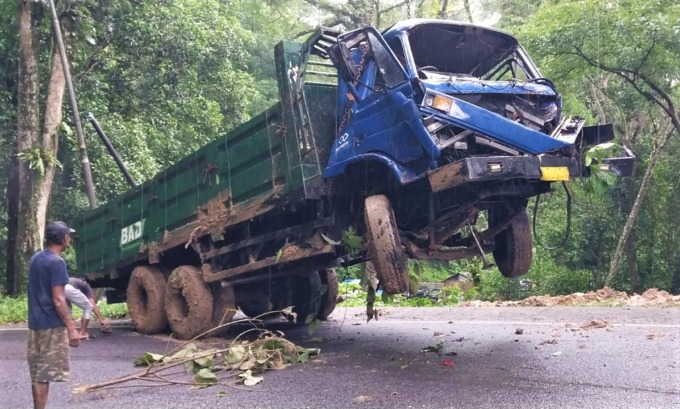 EVAKUASI : Tronton tanpa muatan yang mengalami kecelakaan di KM 36, Dusun Gumitir, Desa Sidomulyo, Kecamatan Silo, Jember. Kendaraan itu berhasil diangkat menggunakan katrol, Sabtu (28/1).