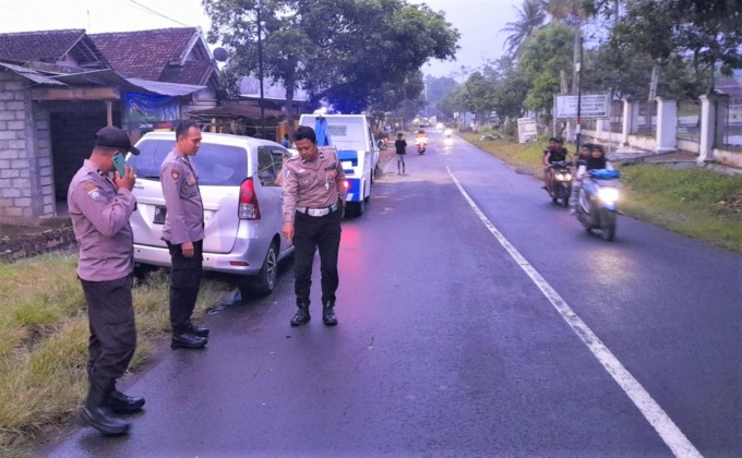 CEK LOKASI: Unit Lakalantas Satlantas Polres Jember melakukan oleh TKP kecelakaan di sebelah timur Kantor Perikanan Dusun Curahlembu, Desa Plalangan, Kalisat, Jember, kemarin (30/1).