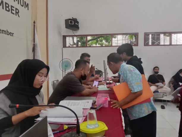TERUS DISELEKSI: Petugas KPU Jember menerima berkas fisik pendaftar calon anggota PPS, beberapa waktu lalu. Kini hasil penelitian administrasi telah diumumkan.