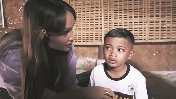 PENUH KASIH: Habib bersama Unsiyeh, di rumahnya, Desa Mojogemi, kemarin. Dia satu dari lima anak yang pernah bertemu langsung dengan artis Cinta Laura.