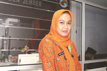 TAK MENYERAH: Ismi Dahlia mendampingi UMKM Jember yang memamerkan produk di salah satu acara Diskopum Jember.