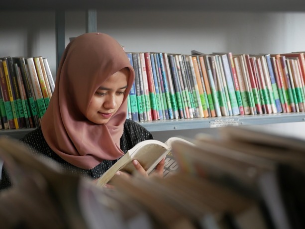 TERBANTU: Salah satu mahasiswa saat membaca buku di Perpustakaan Daerah Mula Malurung Lumajang, kemarin. Mulai hari ini, perpusda membuka pelayanan di akhir pekan.