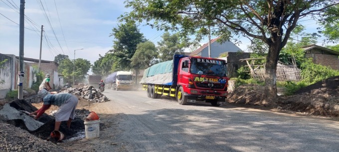 RUSAK: Jalan jurusan Puger yang sering dilalui oleh kendaraan berat membuat jalan aspal disebut warga cepat rusak.
