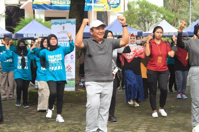 PENUH SEMANGAT: Bupati Hendy Siswanto senam bersama dengan para tenaga kesehatan.