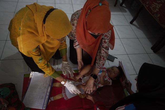 PROSES PENGUKURAN: Petugas di Posyandu Ester 52 Kelurahan Mangli, Kecamatan Kaliwates, melakukan penimbangan dan pengukuran terhadap balita. Guna memastikan pertumbuhan anak dan mencegah stunting.