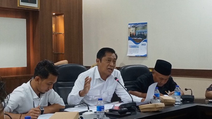 MEDIASI: RDP gabungan Komisi B dan Komisi C menyikapi tuntutan aksi warga terkait kerusakan jalan dan keberadaan operasional PT Imasco Asiatic yang dianggap merugikan, di Ruang Banmus DPRD Jember, kemarin.