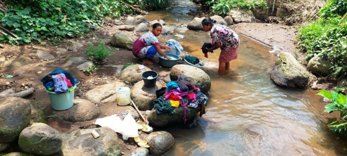 JADI BUDAYA: Aktivitas MCK masih sering dilakukan warga di sungai, seperti di Desa Pakis, Kecamatan Panti.