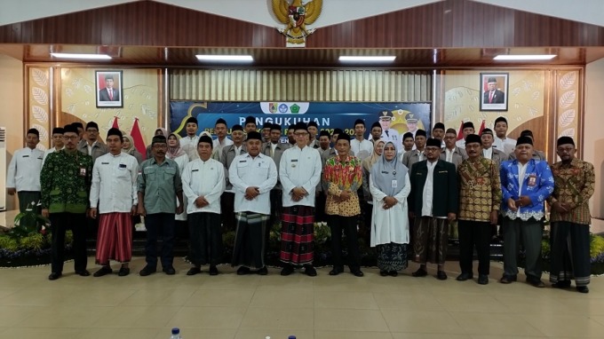 BERI ARAHAN: Wakil Bupati Jember MB Firjaun Barlaman menyampaikan komitmen Pemkab Jember untuk memperhatikan kesejahteraan tenaga pendidik di Jember, di Aula PB Sudirman Kantor Pemkab Jember, Jumat (3/1).