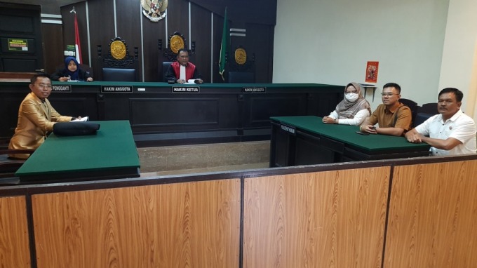 PUTUSAN HAKIM: Hakim tunggal Alfonsus Nahak membacakan putusan praperadilan kasus Fahim, tersangka pencabulan, di Pengadilan Negeri (PN) Jember, kemarin (13/2).