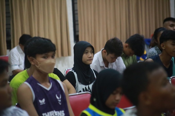 MEMPERHATIKAN: Tim SMAN 1 Jember serta tim basket lainnya menyimak aturan JBL Reborn 2023. Mereka bersiap untuk berlaga.
