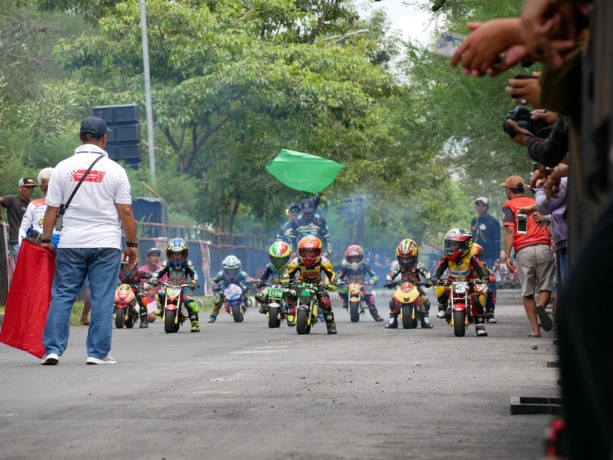 BERSAING: Para pembalap road race di sirkuit Embong Kembar, Kelurahan Tompokersan, kemarin. Pemkab berkomitmen bakal membangun sirkuit balap motor di kawasan AWR Pandanwangi Tempeh.