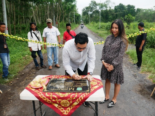 DIRESMIKAN: Direktur Utama Mokayama Estate M Dede Perkasa Alimin meresmikan jalan desa menuju Perumahan Mokayama City di Desa Grati Kecamatan Sumbersuko, Rabu (15/2). (Muhammad Sidkin Ali/Rame)