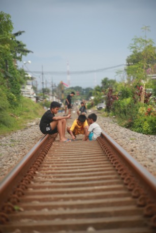 BAHAYA: Anak-anak di Kelurahan Jember Kidul, Kecamatan Kaliwates, sedang bermain di rel kereta.