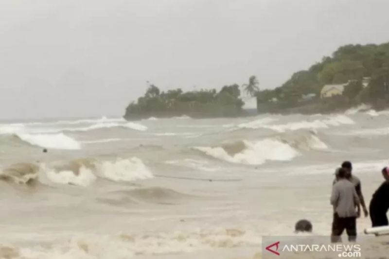 Ilustrasi - Warga menyaksikan gelombang tinggi akibat cuaca ekstrem di wilayah laut sekitar Kota Kupang, NTT.